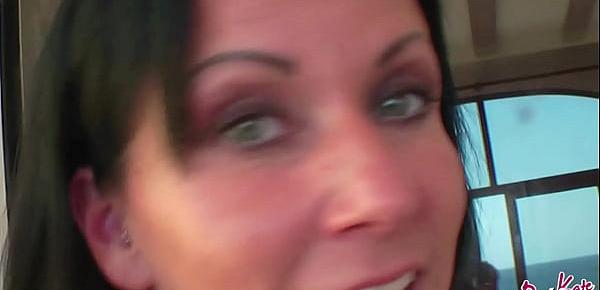 Deutsche Mutter im Urlaub mit versauten Dirty Talk am Pool